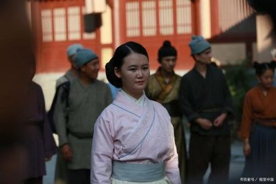 梁茵打工餐厅，引发香港演员生存新思考-第1张图片-九妖电影