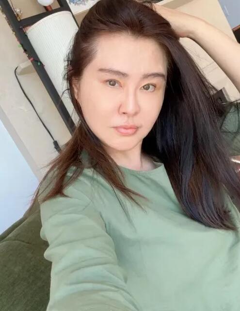 57岁王祖贤晒自拍照 五官与年轻时相比有了明显变化-第1张图片-九妖电影