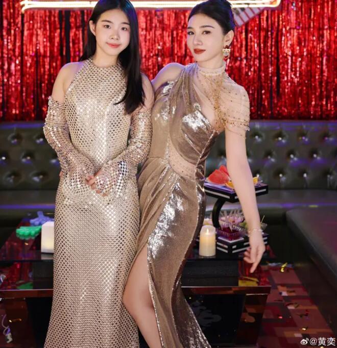 黄奕罕见晒母女合照，11岁女儿礼服亮相，网友：体态很有星范-第1张图片-九妖电影