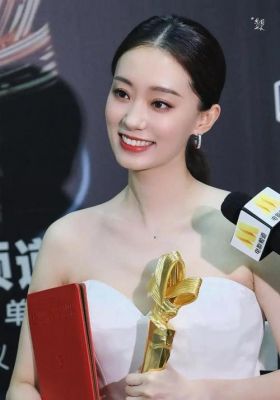 90后小伙与19岁女星的忘年恋：跨越年龄的真爱传奇-第1张图片-九妖电影