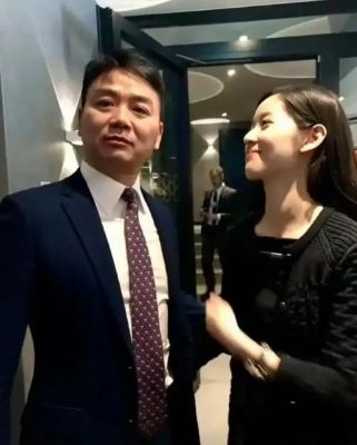 章泽天巧妙处理婆媳关系，刘强东母亲称赞引热议-第1张图片-九妖电影