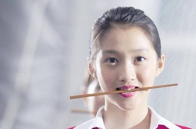 关晓彤微博之夜位置尴尬，昔日国民闺女星途为何停滞不前？-第1张图片-九妖电影