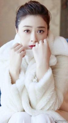 孙俪春节大片曝光，红衣春联展现优雅气质与美好祝愿-第1张图片-九妖电影