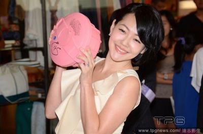 小S因家事决定隐瞒返台时间，媒体围堵引发网友热议-第1张图片-九妖电影
