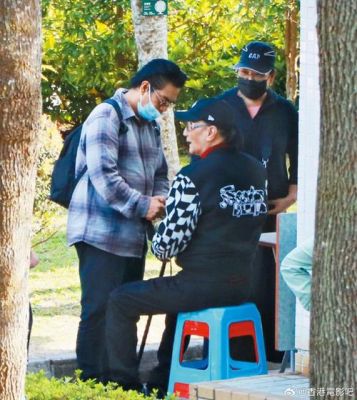 谢贤新年拜年照曝光，林家栋陪伴显亲密关系-第1张图片-九妖电影