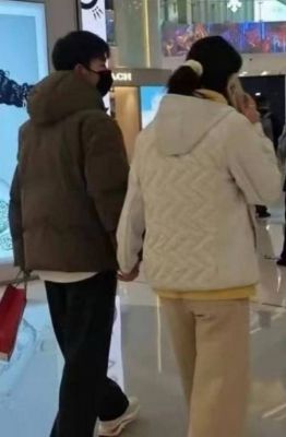 张铭恩女友街头约会甜蜜瞬间曝光，引网友热议-第1张图片-九妖电影