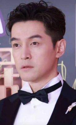 胡歌展现真实自我：坦然面对白发与年龄，打破偶像包袱-第1张图片-九妖电影