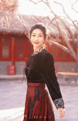 孙红雷妻子王骏迪亮相社交平台，分享过年趣味游戏乐趣引热议-第1张图片-九妖电影