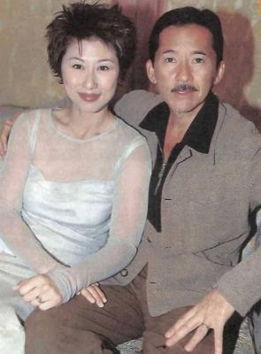 林德信与家人共享新年快乐，吴正元拥抱孙女温馨瞬间-第1张图片-九妖电影