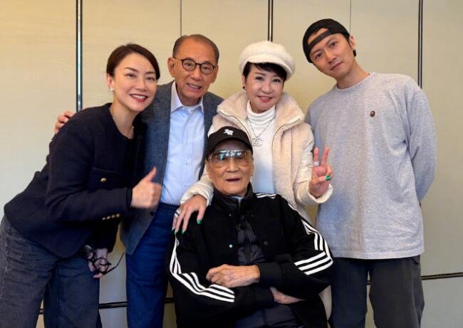 霍汶希晒与谢霆锋一家合影 谢贤和狄波拉罕见亮相-第1张图片-九妖电影