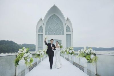 卫诗雅婚礼盛典：星光熠熠中的动人时刻与美丽新娘风采-第1张图片-九妖电影