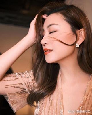应采儿陈小春庆15周年水晶婚，幸福瞬间引人关注-第1张图片-九妖电影