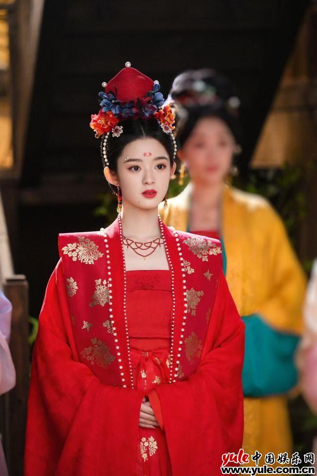 17岁黄杨钿甜“小炮仗”开门红 《五福临门》灵动少女稳稳上桌（黄杨钿甜个人资料简介(身高/生日/年龄)）-第2张图片-九妖电影