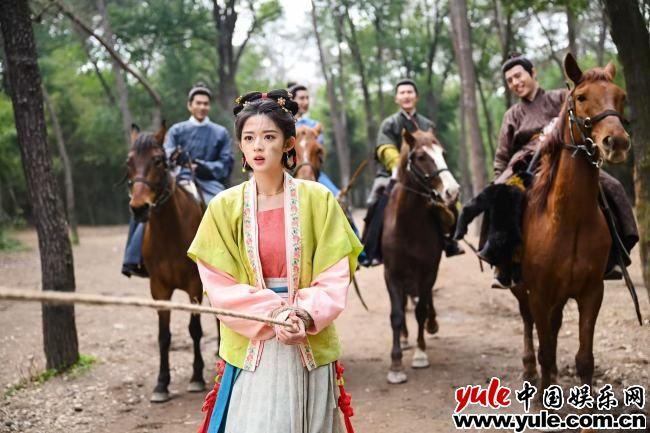 17岁黄杨钿甜“小炮仗”开门红 《五福临门》灵动少女稳稳上桌(黄杨钿甜个人资料简介(身高/生日/年龄))-第1张图片-九妖电影 17岁黄杨钿甜“小炮仗”开门红 《五福临门》灵动少女稳稳上桌(黄杨钿甜个人资料简介(身高/生日/年龄))-第1张图片-九妖电影