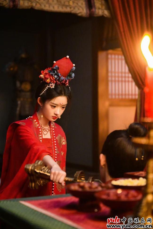17岁黄杨钿甜“小炮仗”开门红 《五福临门》灵动少女稳稳上桌（黄杨钿甜个人资料简介(身高/生日/年龄)）-第3张图片-九妖电影