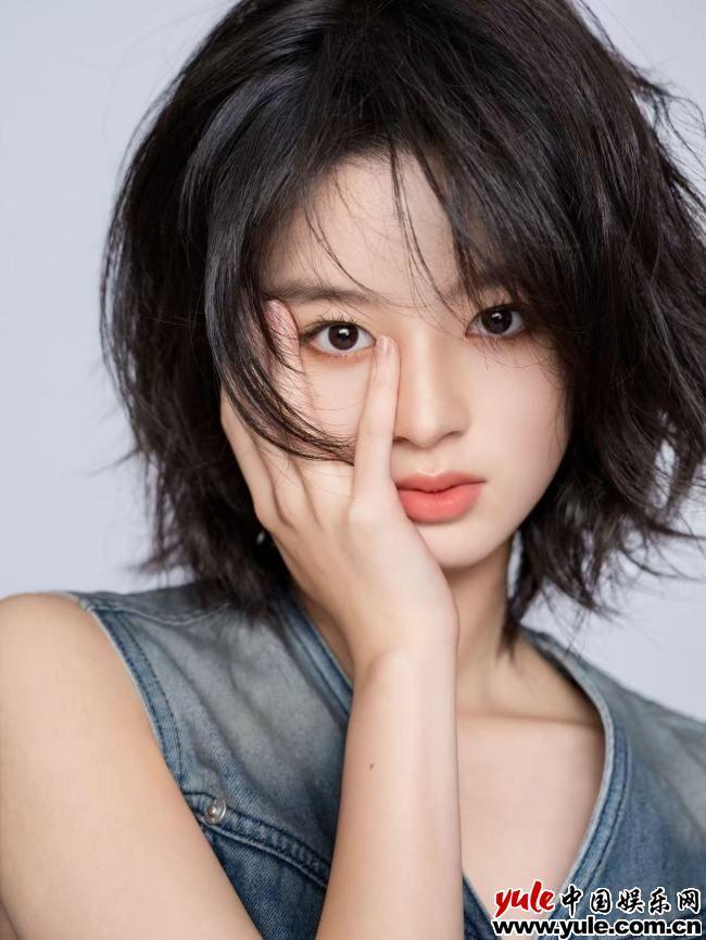 17岁黄杨钿甜“小炮仗”开门红 《五福临门》灵动少女稳稳上桌（黄杨钿甜个人资料简介(身高/生日/年龄)）-第4张图片-九妖电影