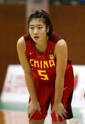 卓识：篮球场上的美丽与坚韧，如何从围观者到主角的逆袭故事-第1张图片-九妖电影