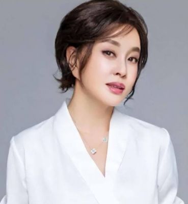 74岁刘晓庆翻红，她为何能吸引年轻粉丝？揭秘“庆奶”的传奇人生与奋斗精神-第1张图片-九妖电影