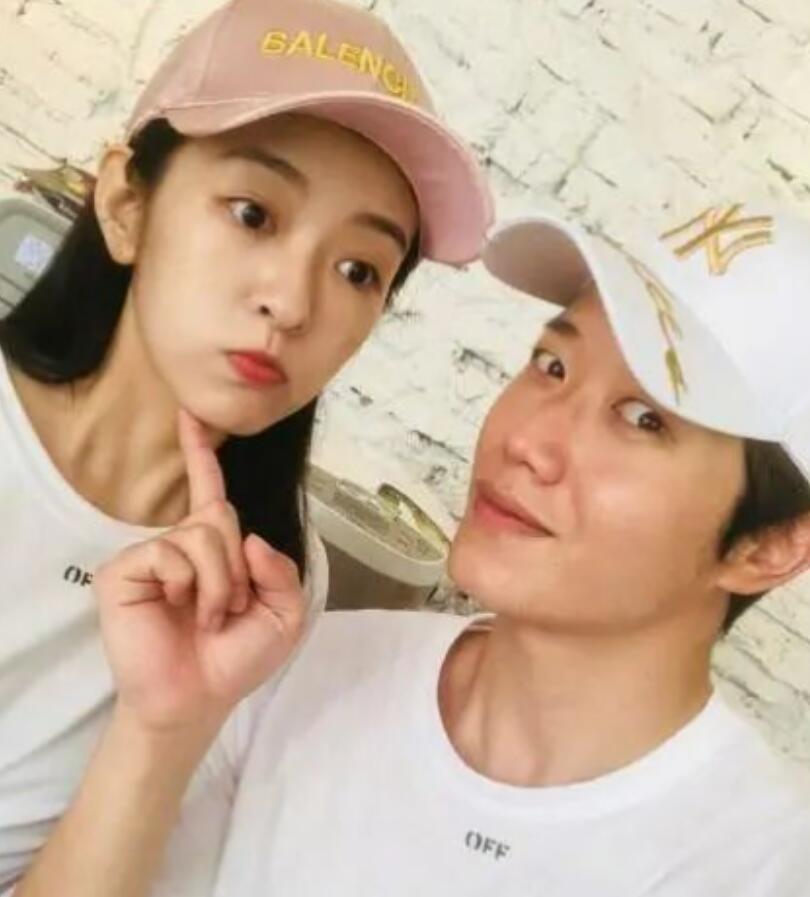 刘泳希李嘉铭官宣离婚 曾在节目分享裸婚历程-第1张图片-九妖电影