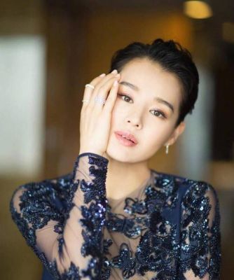 胡杏儿：从‘最丑港姐’到米兰时装周的成功蜕变-第1张图片-九妖电影
