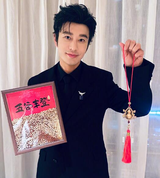 黄晓明在线辟谣“输了十个亿”：是欢乐豆吗？-第1张图片-九妖电影