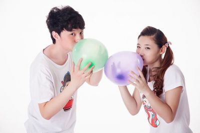 揭秘夜店吹气球：年轻人为何疯狂追捧笑气？-第1张图片-九妖电影