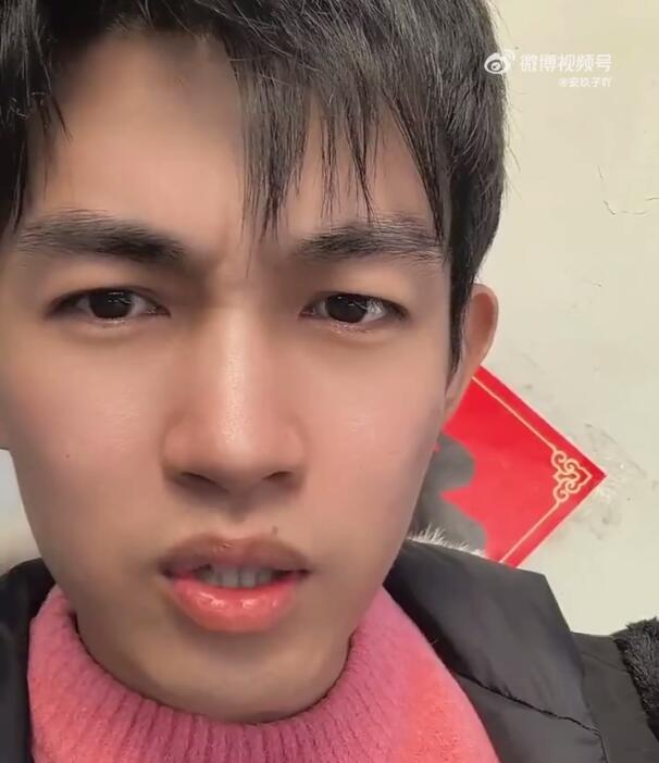 男演员许鹏退圈回老家赶集摆摊 自曝被行业潜规则伤透了心-第1张图片-九妖电影