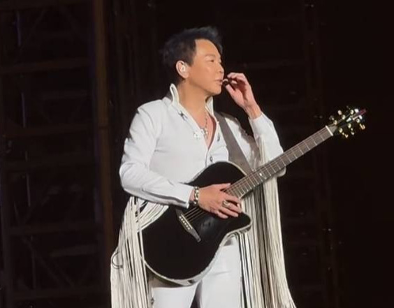 陶喆在演唱会上怀念父亲：爸爸 我穿上了猫王的衣服-第1张图片-九妖电影