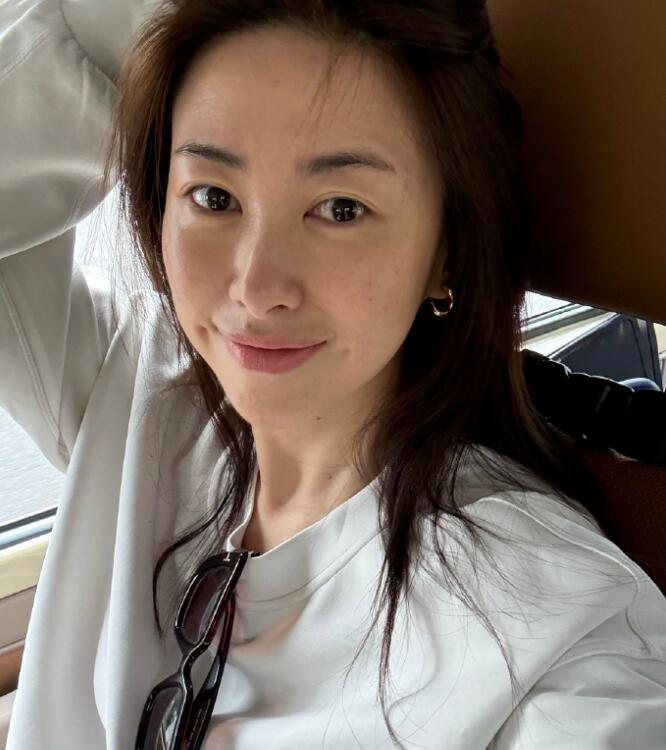 41岁朱珠晒素颜照 透露此前带了整整四个月妆-第1张图片-九妖电影
