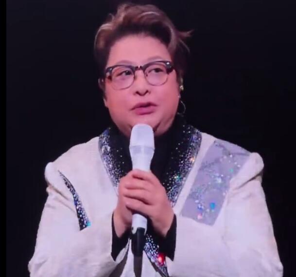 韩红演唱会上悼念母亲：今天唱歌的还有我天上的妈妈-第1张图片-九妖电影