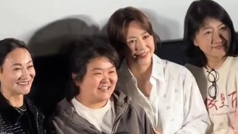 发型师晓华参加《水饺皇后》首映 与马丽、惠英红同框-第1张图片-九妖电影