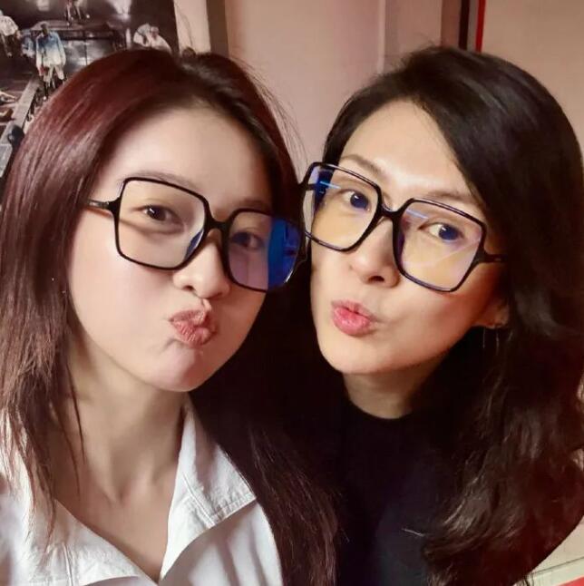 章子怡张雪迎素颜合照曝光 两人同框看话剧-第1张图片-九妖电影