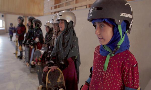 女孩的战地滑板课 Learning to Skateboard in a Warzone-第5张图片-九妖电影