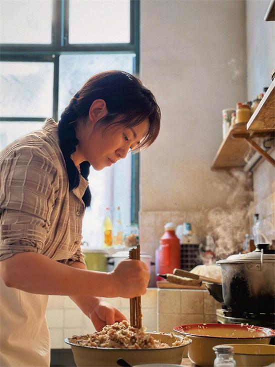 《水饺皇后》热映中 马丽护女心切持刀勇斗恶霸！（水饺电影）-第4张图片-九妖电影