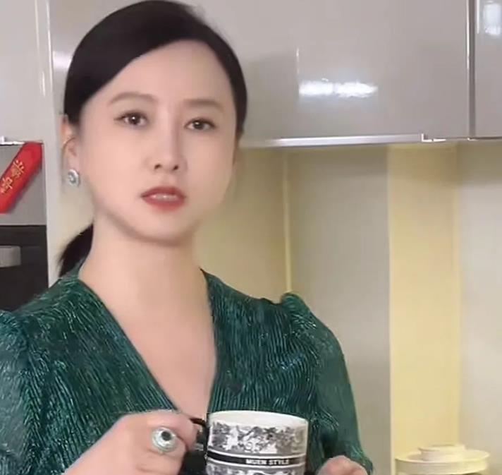 翁虹自曝与丈夫已分居3年 称分居后感情反而更好了-第1张图片-九妖电影