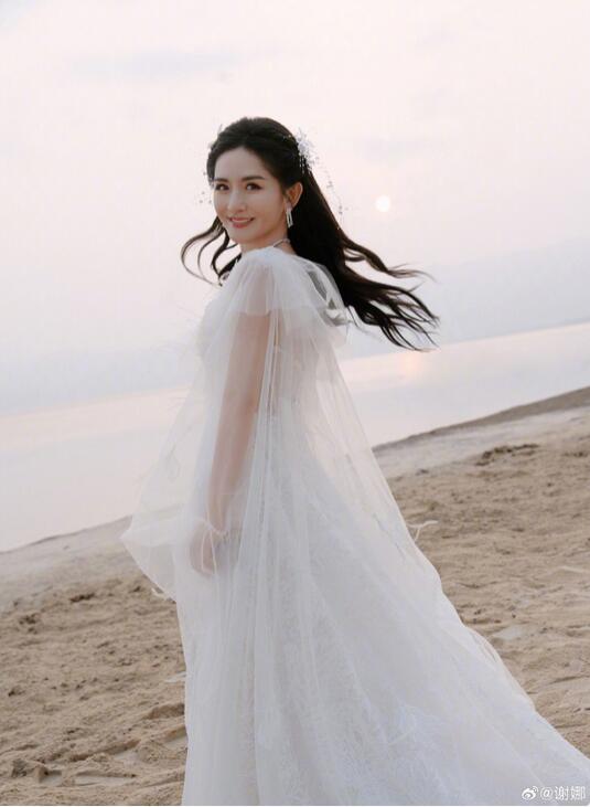 谢娜晒照庆祝44岁生日 感谢妈妈那年生下自己-第1张图片-九妖电影