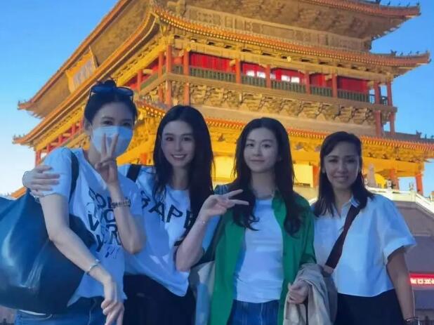 邱淑贞带2个女儿游西安 母女神似姐妹-第1张图片-九妖电影