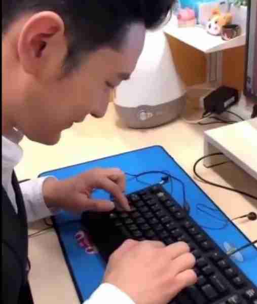 黄晓明的打字速度引热议 网友：10年都写不完论文-第1张图片-九妖电影