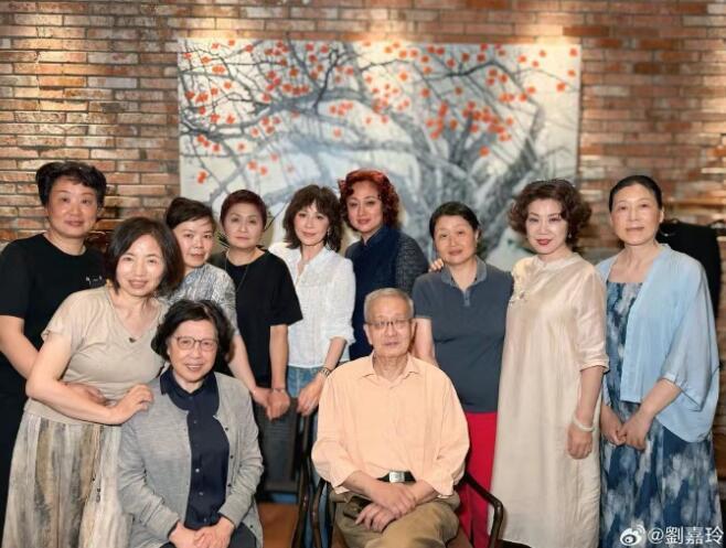 刘嘉玲回苏州参加同学会 晒与老师、同学合影-第1张图片-九妖电影