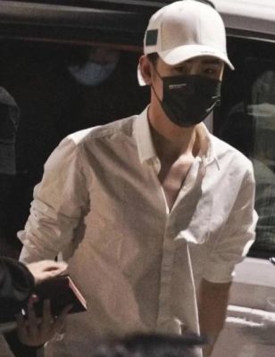 张云雷纹身引发热议，是否与李欧相关？意外新闻背后的情感纠葛分析-第1张图片-九妖电影