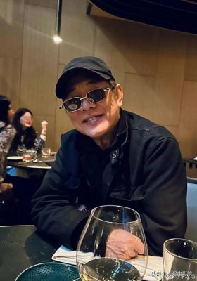 李连杰自嘲文凭低，骄傲四个女儿全毕业，二女儿成眼科医生引发网友热议-第1张图片-九妖电影