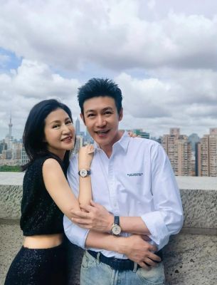 陆毅与老婆鲍蕾的幸福家庭生活与婚纱照，揭示模范夫妻的育儿之道与甜蜜爱情故事-第1张图片-九妖电影