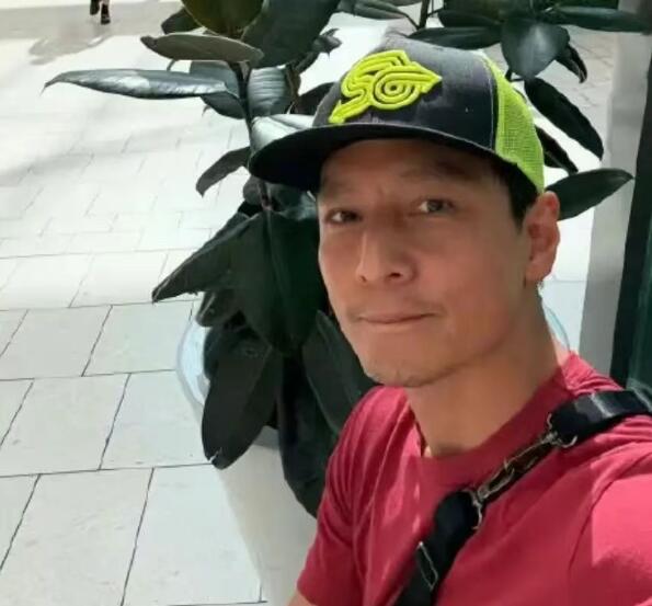 吴彦祖坐长椅怼脸自拍 称懂了老头的快乐-第1张图片-九妖电影