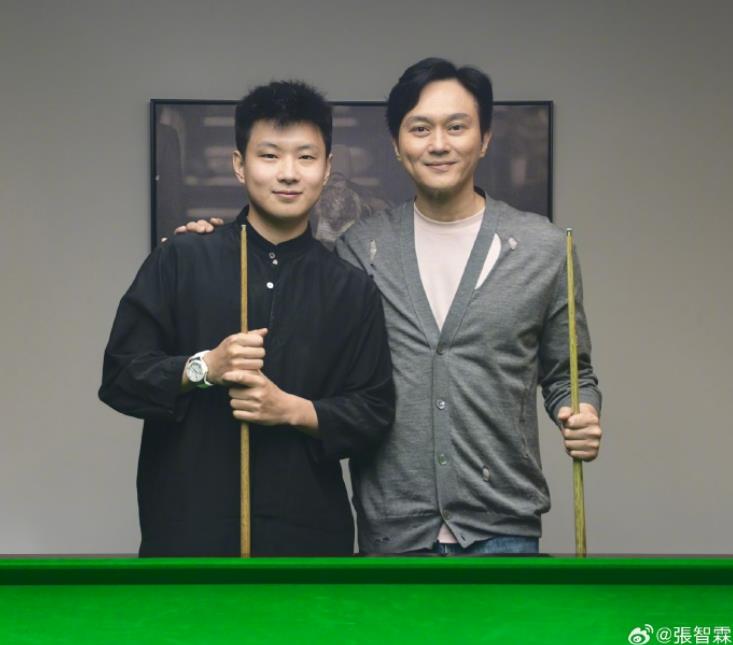 张智霖与赵心童切磋球技 本人发声：很梦幻-第1张图片-九妖电影