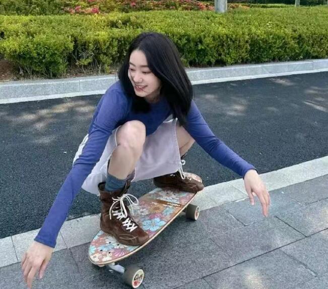 张小斐晒玩滑板随拍：滑着去拥抱夏天-第1张图片-九妖电影