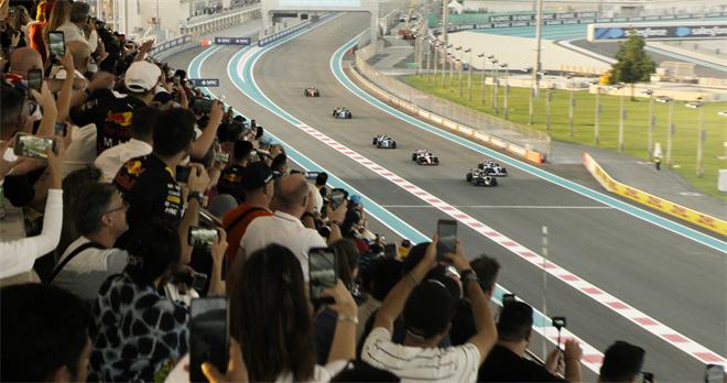 《F1：狂飙飞车》曝特辑 汉斯·季默演奏激情乐章（狂飙飞车9）-第4张图片-九妖电影