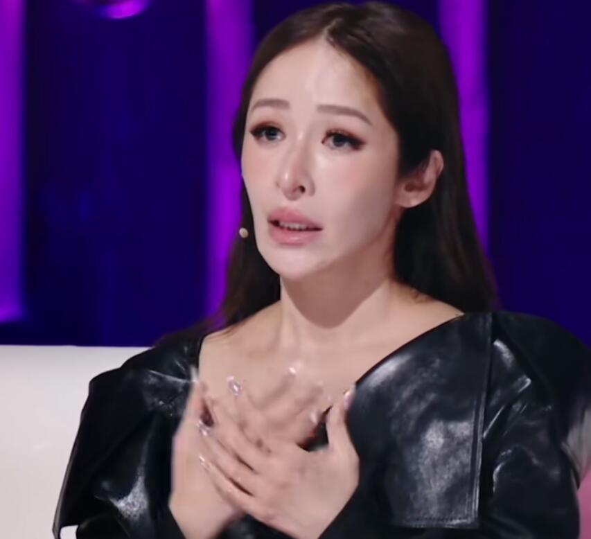 萧亚轩曾因母亲病逝而情绪崩溃 哭到没有声音-第1张图片-九妖电影