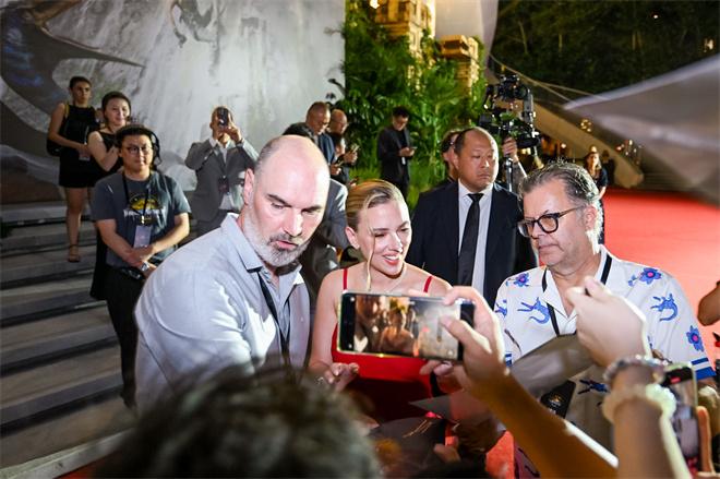 《侏罗纪世界：重生》中国首映礼 斯嘉丽红裙亮相（侏罗纪世界rexy体形图）-第5张图片-九妖电影