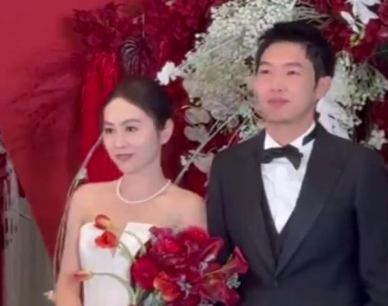 杨蒙恩刘培钰举行婚礼 脱口秀演员化身伴郎团-第1张图片-九妖电影