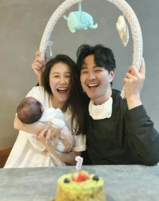 萧正楠黄翠如为儿子举办百日宴 马国明等好友出席-第1张图片-九妖电影